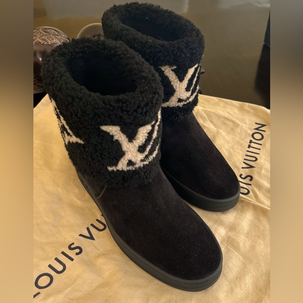 Louis Vuitton Suede and Shearling Snowdrop Ankle Boots- 37.5 (Never worn)